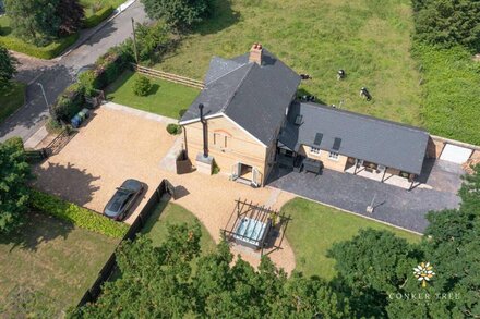 Conker Tree House, Hot tub and large garden