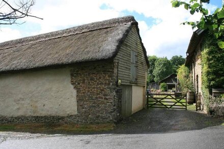 Quiet very rural thatched barn near great pub