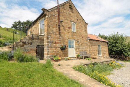 WOOD COTTAGE, family friendly, character holiday cottage in Stokesley