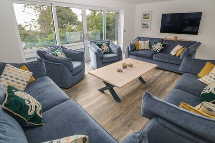 ARGRAIG, pet friendly, luxury holiday cottage in Llanbedrog