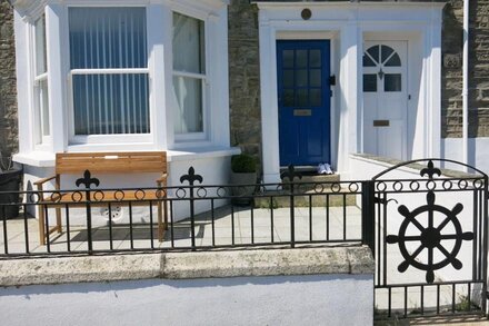 THE WHEEL,Harbour view apartment for two -  private front entrance and patio