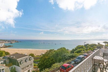 Seagrass | St Ives apartment with stunning sea & harbour views