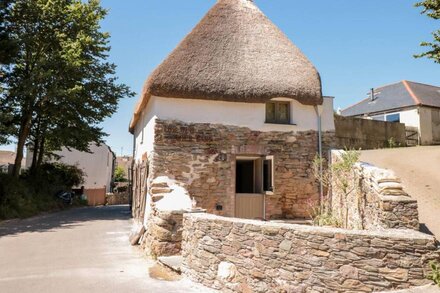 THE OLD CIDER BARN, pet friendly, with a garden in Hope Cove