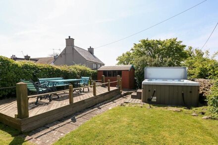 CARTREF, family friendly, with hot tub in Rhosneigr