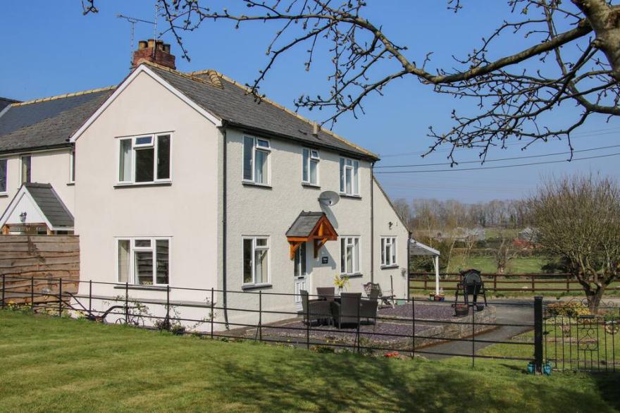 BELMONT BRIDGE, family friendly, character holiday cottage in Henlle