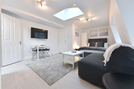 LG 7-1 · London Penthouse Studio Central Line Shepherd Bush