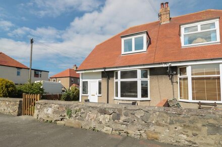 HAZONLEIGH, pet friendly, country holiday cottage in Seahouses