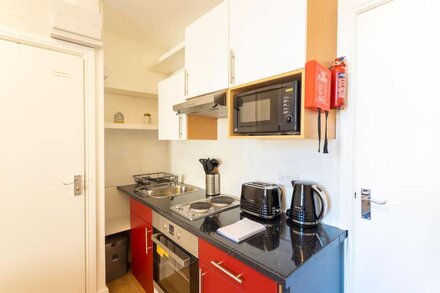 Stylish 1 Bed Studio Flat next to Queen's Park on Claremont Road