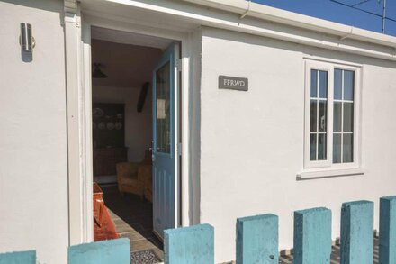 FFRWD, pet friendly, with open fire in Rhosneigr