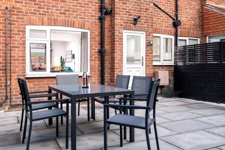 THE VIEW, pet friendly, character holiday cottage in Whitby