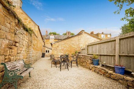 Two bedroom period Cotswold holiday cottage in Moreton-in-Marsh - Wendle Cottage