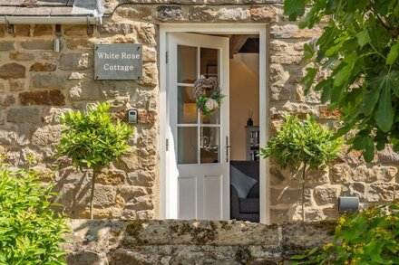 Renovated to a high standard this delightful romantic cottage for two in the pretty village of Const