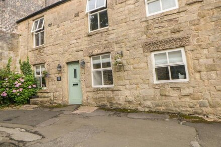 ARDEEVIN COTTAGE, pet friendly, with a garden in Buxton