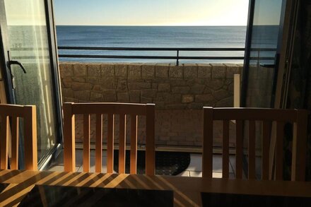 Seafront Spacious 3 bedroom Apartment with private secure parking and free wi-fi