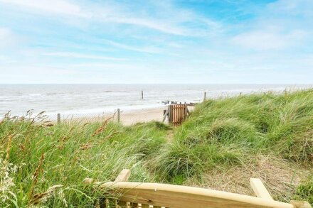 WINDYRIDGE, romantic, character holiday cottage in Sea Palling