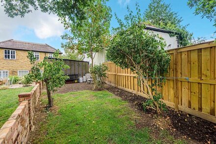 Bushey Character 2 Bedroom self contained Cottage with own Driveway and Garden