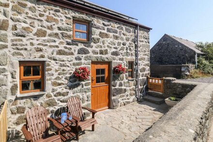 BWTHYN SIOP PENCAERAU, family friendly, with hot tub in Aberdaron