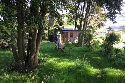 Romantic glamping cabin near beautiful Rye