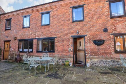 THE DAIRY BARN, pet friendly, character holiday cottage in Fakenham