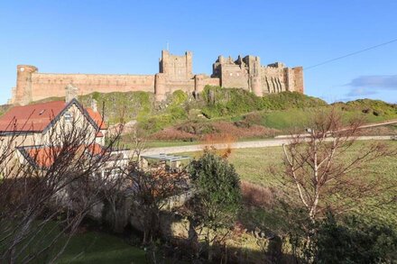 WINDY EDGE COTTAGE, pet friendly in Bamburgh