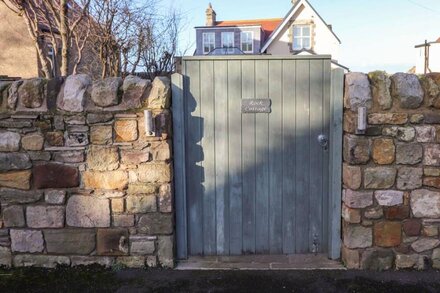 ROCK COTTAGE, pet friendly, luxury holiday cottage in Bamburgh