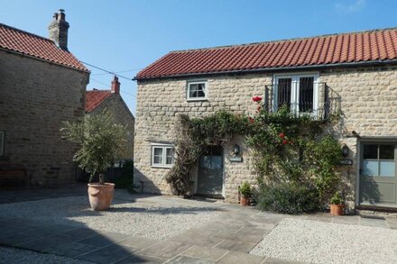 Converted stable Mews Cottage with one king bed Sleigh bedroom