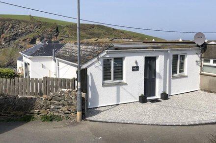 The Lobster Pot, Port Isaac - with parking & sea glimpse - 200m from harbour