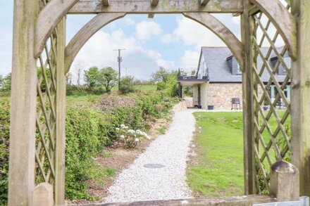 HIGHER KERNICK VIEW, romantic, character holiday cottage in Blisland