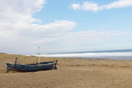 SANDS END COTTAGE, pet friendly, with a garden in Marske-By-The-Sea