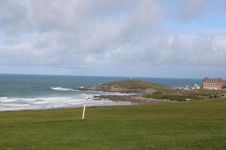 FISTRAL BAY COTTAGE, pet friendly, with a garden in Newquay