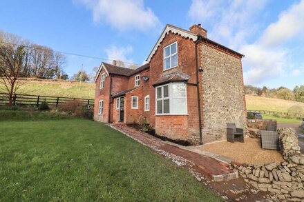 CREWS HILL HOUSE, character holiday cottage, with hot tub in Alfrick