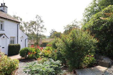 SOUTH STONETHWAITE COTTAGE, romantic, with open fire in Windermere