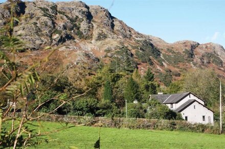 MOUNTAIN ASH COTTAGE, pet friendly, with open fire in Coniston