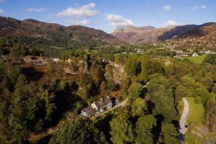 THE STABLE AT OAKBANK, romantic, with open fire in Elterwater