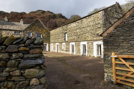 KENTMERE HALL BANK BARN, pet friendly, with open fire in Kentmere