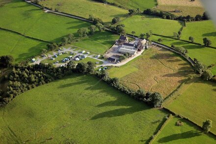 Gaia Lodge - Country Cottage with Hot Tub, Peak District, Derbyshire