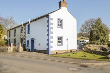 BECKSIDE COTTAGE, family friendly, with open fire in Caldbeck