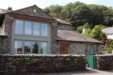 CRAGFELL COTTAGE, romantic, with a garden in Cartmel Fell