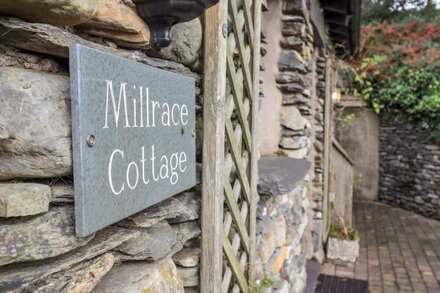 MILLRACE COTTAGE, pet friendly, with a garden in Windermere