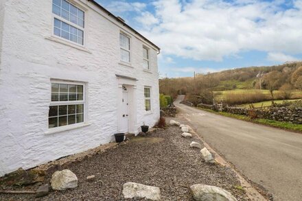 SMITHY COTTAGE AT BOWLAND BRIDGE, pet friendly in Bowland Bridge