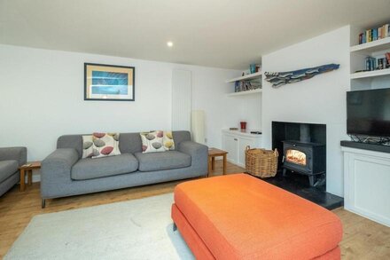 The Pink House, Aldeburgh - sleeps 10 guests  in 5 bedrooms