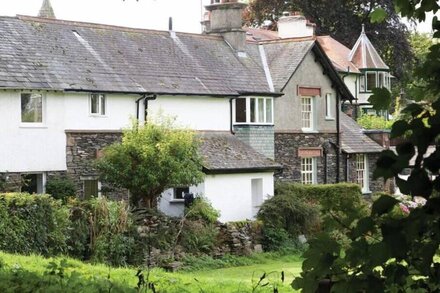 GABLE LODGE, pet friendly, with open fire in Windermere