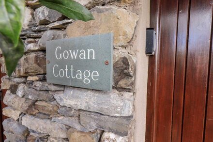 GOWAN COTTAGE, pet friendly, with a garden in Ings