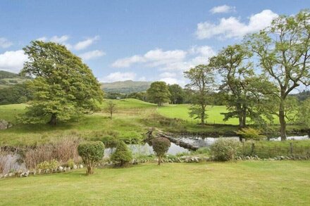 RIVERBANK AT STEPPING STONES, romantic, with open fire in Ambleside