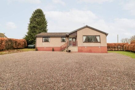 BROOMBAULKS FARM BUNGALOW, pet friendly, with open fire in Jedburgh