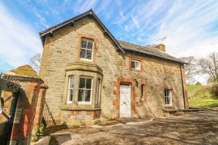 SOUTH LODGE, pet friendly, with a garden in Appleby-In-Westmorland