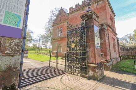 NORTH LODGE, pet friendly, with hot tub in Appleby-In-Westmorland