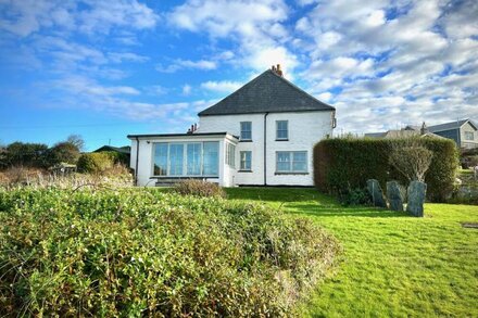 Lovely four bedroom house with spectacular panoramic views of Cornwall coastline