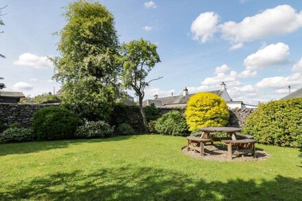 RIVEN OAK, pet friendly, character holiday cottage in Levens