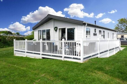 Stunning 6 berth lodge for hire at Skipsea Sands in Yorkshire ref 41077WF